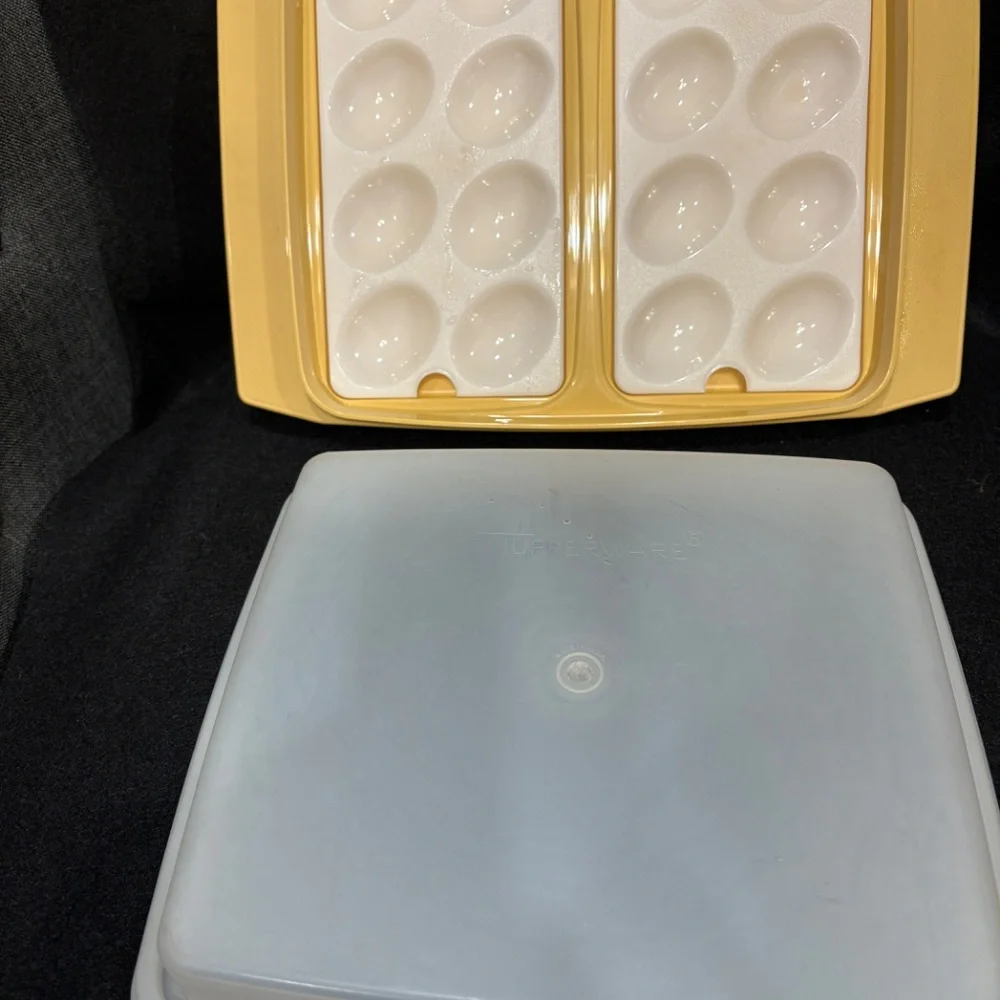 Vintage Tupperware Deviled Egg Carrier Storage Golden Yellow #723 Clear Lid #722